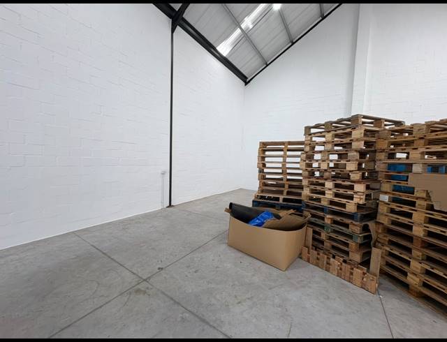 207M² WAREHOUSE TO LET IN FIRGROVE INDUSTRIAL ESTATE